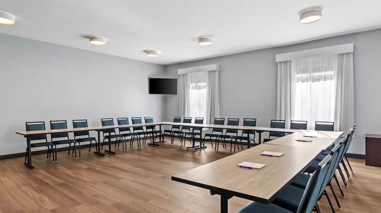 Flexible meeting room arranged for a group session